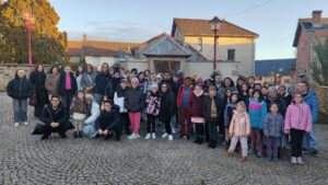 Visite des crèches de Landogne par les jeunes de la Pastorale et leurs parents.